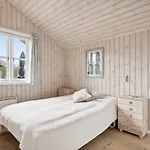4 Person In Hemmet-by Traum