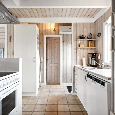 4 Person In Hemmet-by Traum