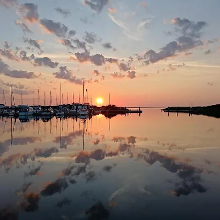 4 Person In Hemmet-by Traum *