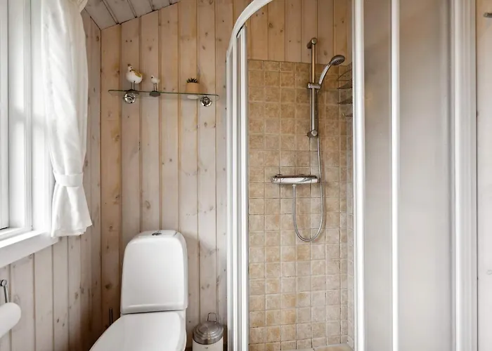 4 Person In Hemmet-by Traum